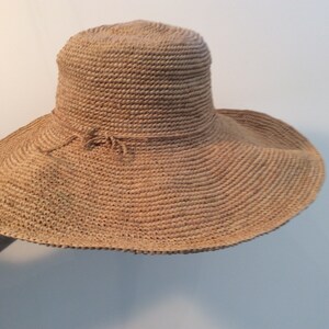 Gehaakte muts van raffia uit Madagaskar, natuurlijke kleur, lange hengsels, rieten riet