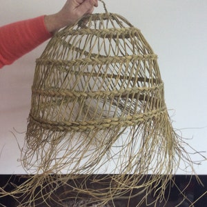 Ball pendant light in esparto. Home decoration straw. Lampshade