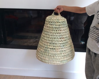 Lámpara colgante cónica en palmera enana. Paja para decoración del hogar. Pantalla de lámpara