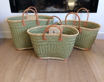 straw tote basket. 4 reinforced leather corners. Ideal shopping, markets, beach. Raffia, wicker rush