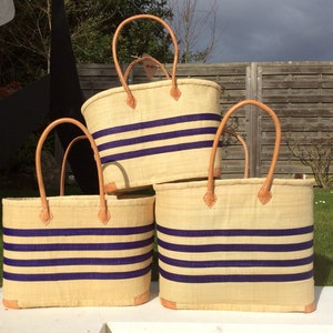 Large double basket with long handles and closing pouch. Beige