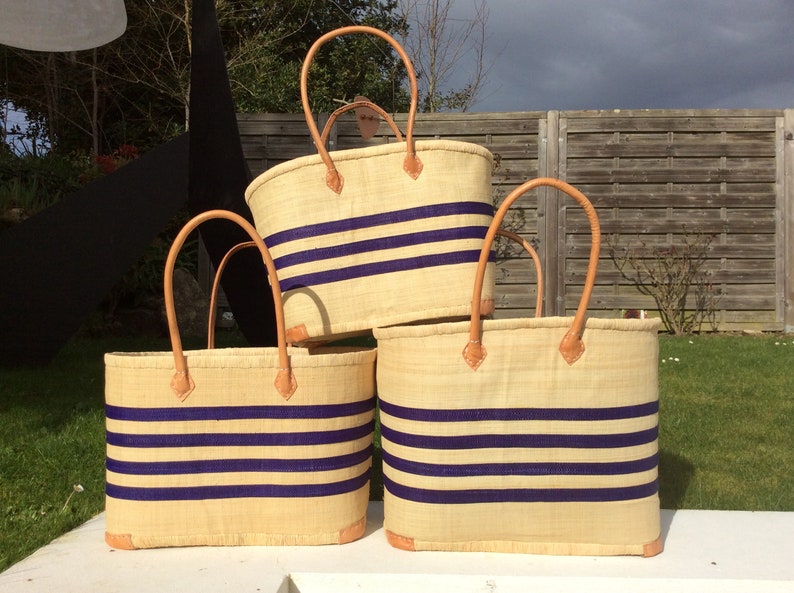 Large double basket with long handles and closing pouch. Beige