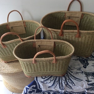 set of 10 aravola tote baskets with leather handles 40cm. Straw tote bag. Ideal shopping, markets, beach. Raffia, wicker palm, rush