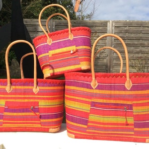 Großer Aravola-Korb mit doppelter Rabane, langen Griffen und Verschlussbeutel. Strandtasche, Stroh-Rohrgeflecht-Bast