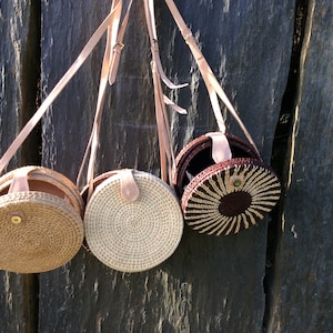 Runde Kürbistasche aus MADAGASKARRAFFIA, Schultergurt, Klappe aus Weidenstrohleder