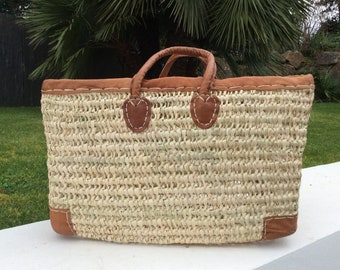 BASKET in dwarf palm tree lined with leather leather corners Ideal for shopping, markets, beach. Raffia, wicker palm, straw rush