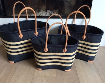 Large double basket with long handles and closing pouch.