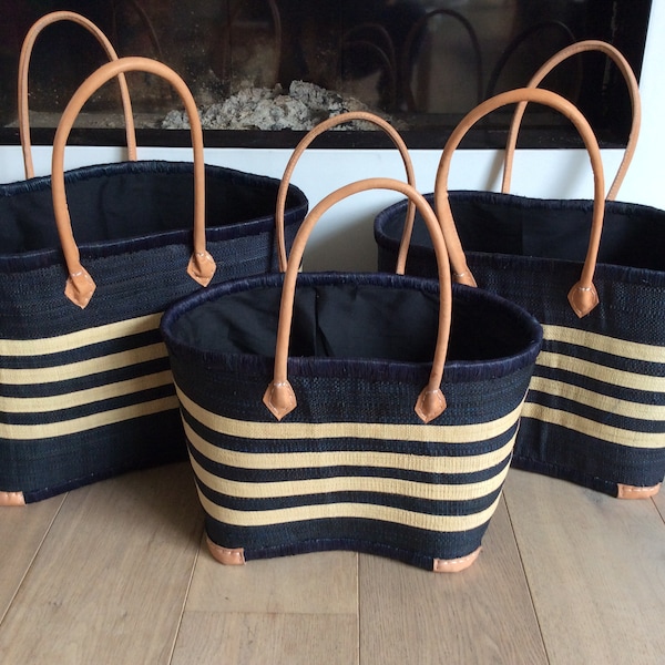 Large double basket with long handles and closing pouch.