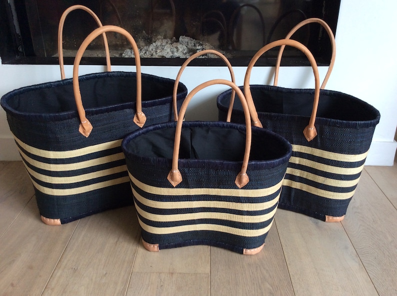 Large double basket with long handles and closing pouch. Black
