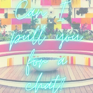 Puede incluir: Imagen con el texto "Can I pull you for a chat?" en neón azul claro. El fondo presenta una pared colorida con bloques rosas, amarillos y naranjas, y un sofá rosa. Un cuenco blanco se encuentra sobre una cubierta de madera.
