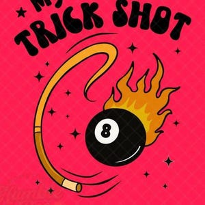 Puede incluir: Gráfico rosa con el texto "My Life's A Trick Shot" en negro. La imagen presenta una bola negra del ocho con llamas, un taco de billar y acentos de estrellas. Un patrón de cuadros está en la parte inferior.