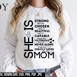 Ella es fuerte svg, cristiano svg, versículo bíblico svg, mamá png, mujeres empoderadas, mamá fuerte svg, svg religioso, escritura svg, día de las madres svg