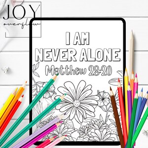 K&ouml;nnte beinhalten: Eine Schwarzwei&szlig;-Malvorlage mit dem Text "Ich bin nie allein Matth&auml;us 28:20". Die Seite zeigt ein florales Design mit Blumen und Bl&auml;ttern.