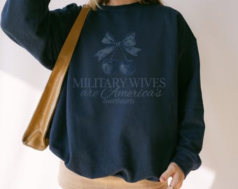 Sudadera inspirada en la coqueta para esposa de la marina, camisa cómoda de cuello redondo para esposa de la marina, camisa para mujer, camiseta para esposa de la marina, regalo para esposa de la marina