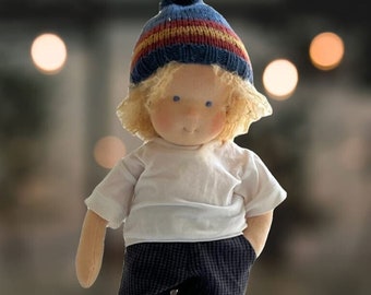 Weihnachtsgeschenk, Namensstickerei Waldorfpuppe, maßgeschneiderte Waldorfpuppe, blonde Junge Waldorf, bestes Geschenk für Kind, Bio-Babyspielzeug, Schlafkamerad