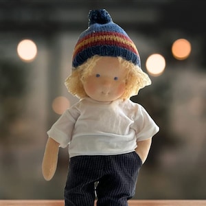 Weihnachtsgeschenk, Namensstickerei Waldorfpuppe, personalisierte Waldorfpuppe, Blonder Junge Waldorf, bestes Geschenk für Kind, Bio-Babyspielzeug, Schlafkamerad Bild 1