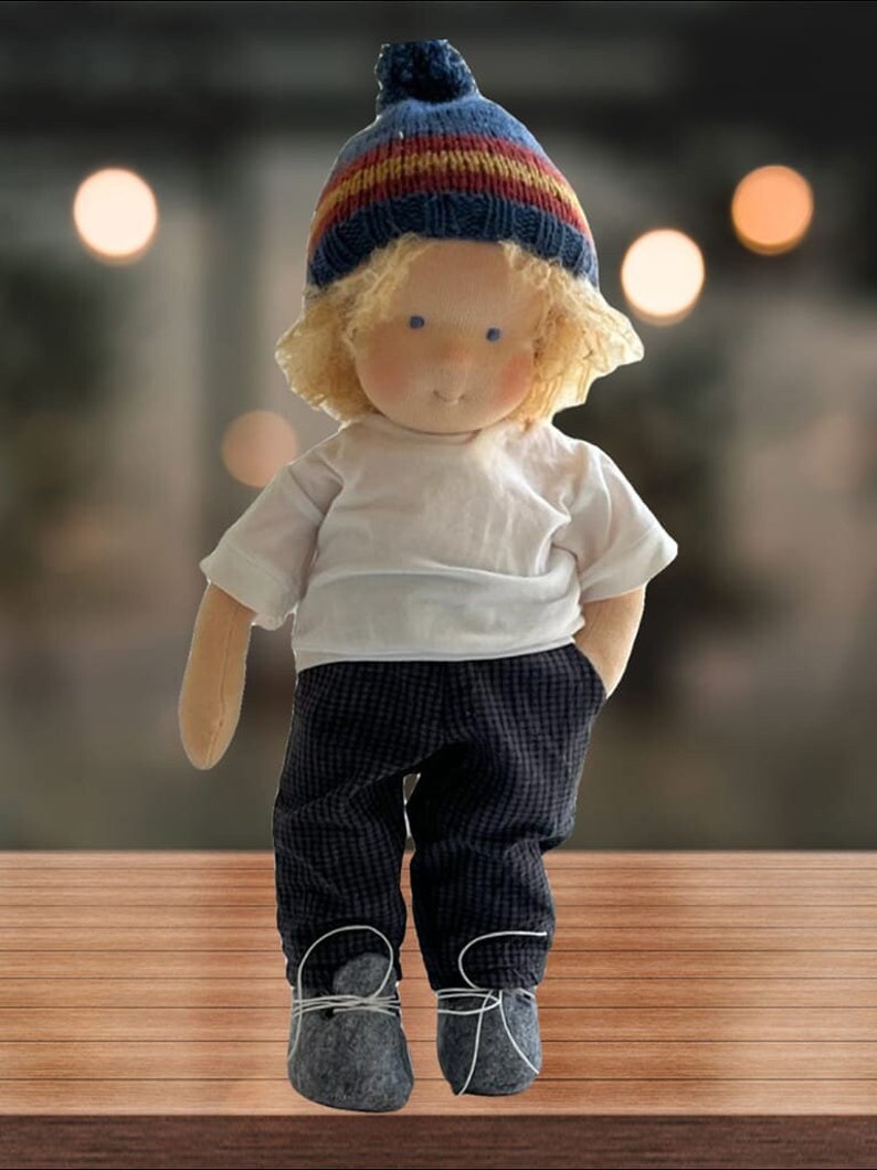 Weihnachtsgeschenk, Namensstickerei Waldorfpuppe, personalisierte Waldorfpuppe, Blonder Junge Waldorf, bestes Geschenk für Kind, Bio-Babyspielzeug, Schlafkamerad Bild 1