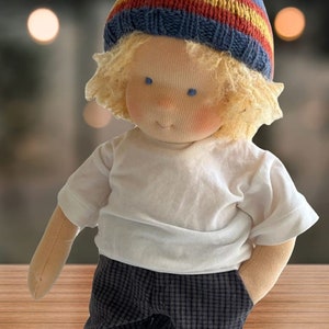 Weihnachtsgeschenk, Namensstickerei Waldorfpuppe, personalisierte Waldorfpuppe, Blonder Junge Waldorf, bestes Geschenk für Kind, Bio-Babyspielzeug, Schlafkamerad Bild 2