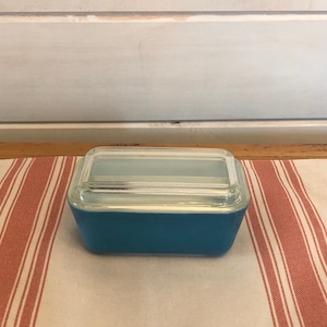 Vintage Pyrex 502-B Milk Glass Refrigerator Box in Blue with Clear Lid A-11