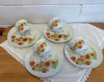 Wedgwood Wild Strawberry Dinner Plate // Summer Decor