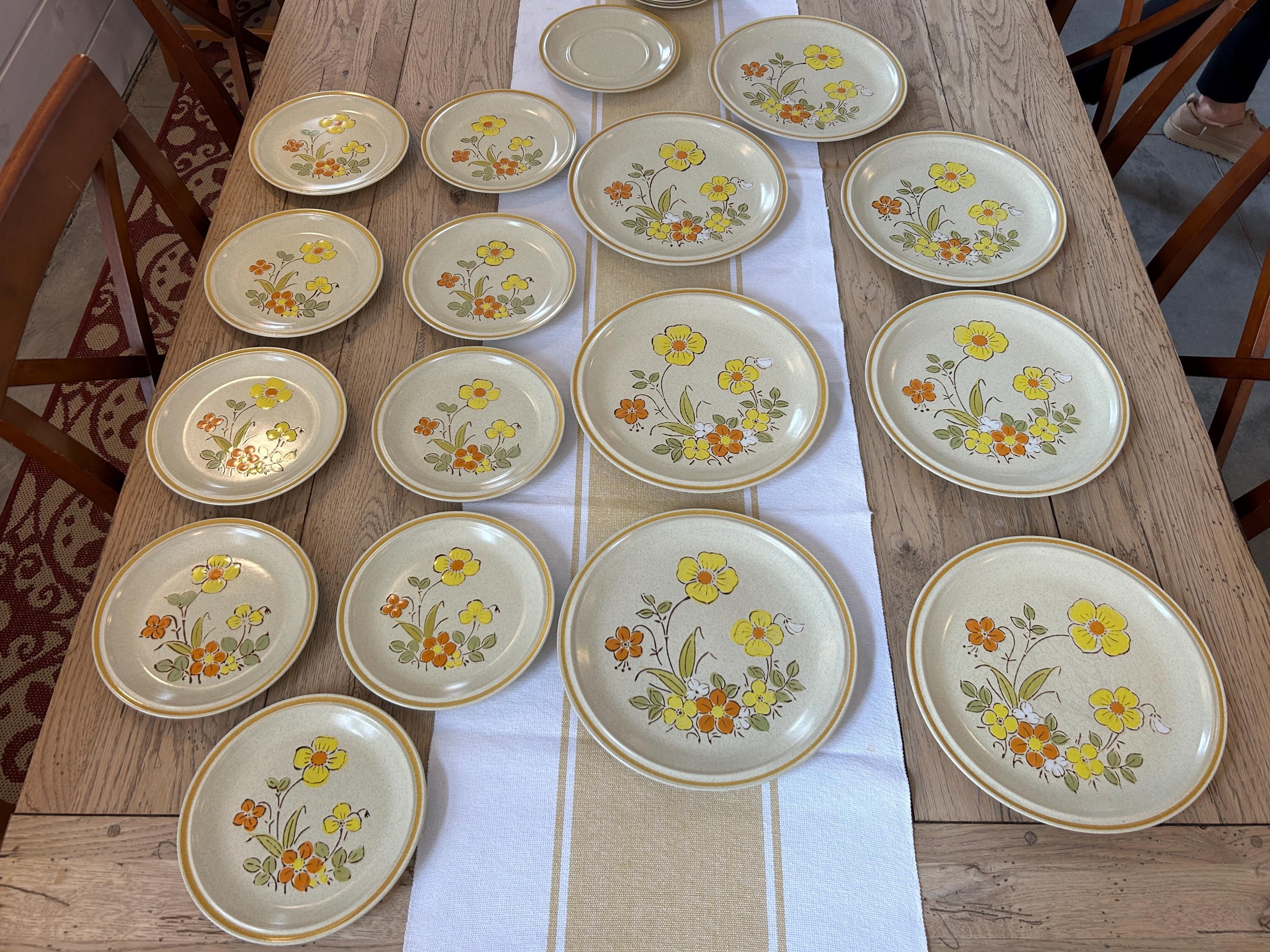 70s Flower Rim Plate - Etsy