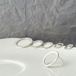 Gebürstete Creolen Ohrstecker, Zarte runde Ohrringe, 925 Sterling Silber Ohrschmuck, Verschiedene Optionen 15mm