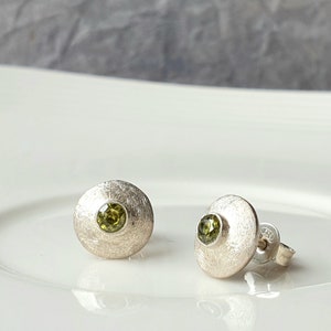 Runde Elegante Ohrstecker mit facettierten Zirkonia, 925 Sterling Silber, gebürstet, Verschiedene Optionen Peridot