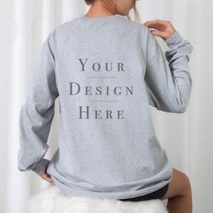 Gildan 2400 Back Mockup Grey | Modell Mockup Back Gildan 2400 | Langarm Mockup | Ästhetische Mockup | Trendige Mockup | Oversized Shirt Mockup