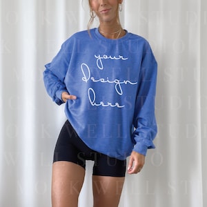 Gildan 18000 Mockup Heather Sport Royal | Blue sweatshirt Mockup, Model Mockup, blue sweater mockup, mockup, gildan 18000, oversized mockup