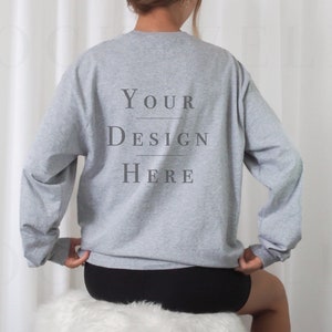 Gildan 2400 Back Mockup Grey | Modell Mockup Back Gildan 2400 | Langarm Mockup | Ästhetische Mockup | Trendige Mockup | Oversized Shirt Mockup