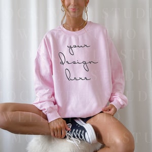 Gildan 18000 Mockup Light Pink | Pink sweatshirt Mockup, Model Mockup, pink sweater mockup, oversized sweatshirt mockup, light pink mockup