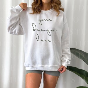 Gildan 18000 Mockup Wit | Wit sweatshirtmodel | Modelmodel Gildan 18000 | Oversized sweatshirtmodel | Gildan-model