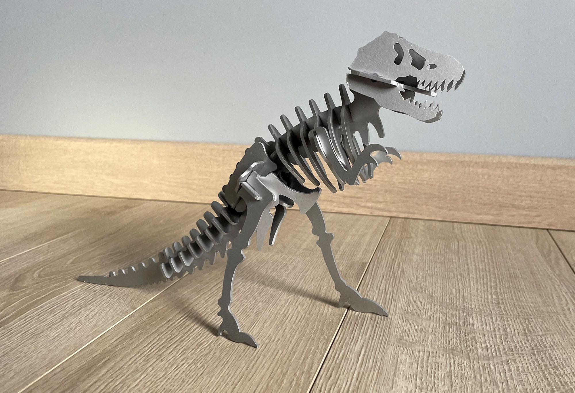 Tête de dinosaure Vélociraptor avec doigts et griffes déco murale en 3D