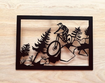 Mountainbike-Metallrahmen, Downhill-Bäume und Felsen, MTB-Fahrraddekoration.