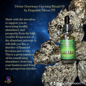 Puede incluir: Una botella de vidrio transparente con una etiqueta dorada que dice "Divine Doorways Opening Invocation". La botella contiene un líquido dorado y está rodeada de rocas metálicas. El texto "Empathic Moon 777" está en la etiqueta.