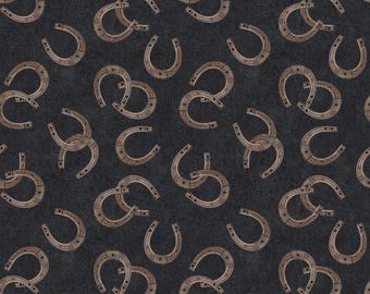 Peut inclure: Motif répété de fers à cheval couleur bronze sur fond gris foncé. Les fers à cheval sont disposés dans diverses orientations, certains se chevauchant, créant un design texturé et rustique. Le motif convient au tissu ou au papier peint.