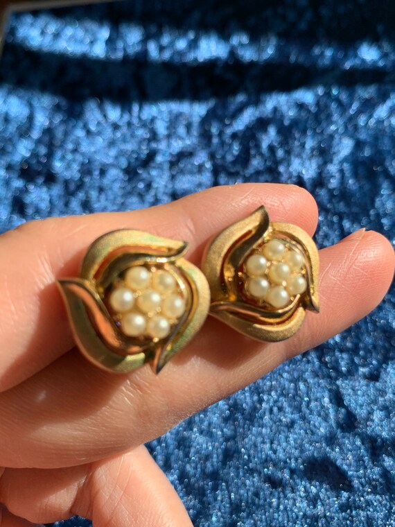 Crown TRIFARI signed vintage clip on earrings gold