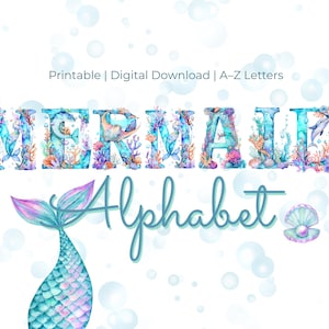 Könnte beinhalten: Digitaler Download mit einem Alphabet zum Thema Meerjungfrau. Das Wort "MERMAID" ist in großen, aquafarbenen Buchstaben geschrieben, die mit Wasserelementen verziert sind. Darunter steht das Wort "Alphabet" in Schreibschrift, mit einer Meerjungfrauenschwanz- und Muschelgrafik.