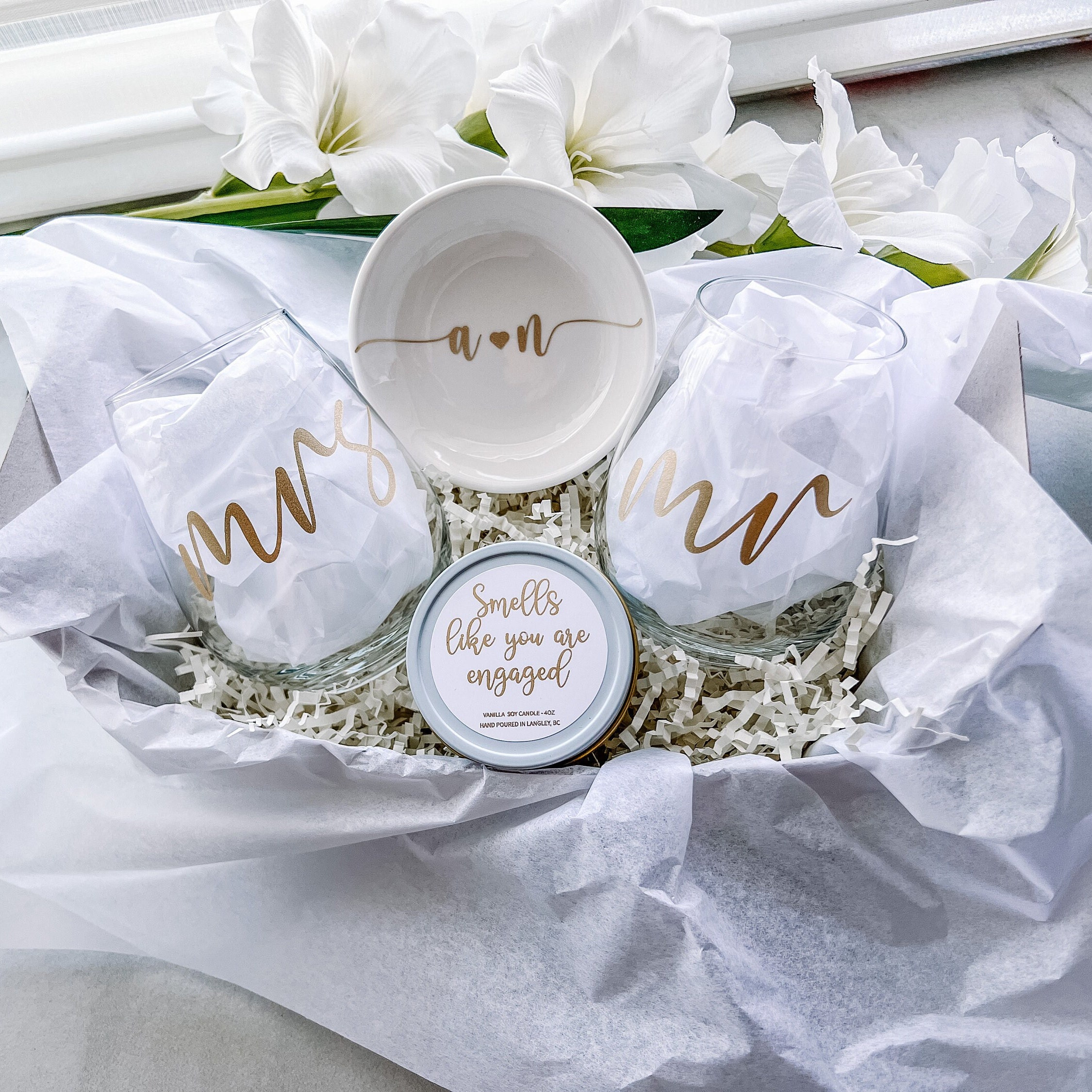 25 Engagement Gifts For Couples That Are Getting Married - Weddingomania