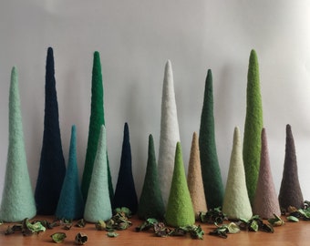 Ensemble de trois ou cinq arbres de Noël feutrés à l’aiguille, décor en laine minimaliste fait à la main, décor de cheminée, dessus de table