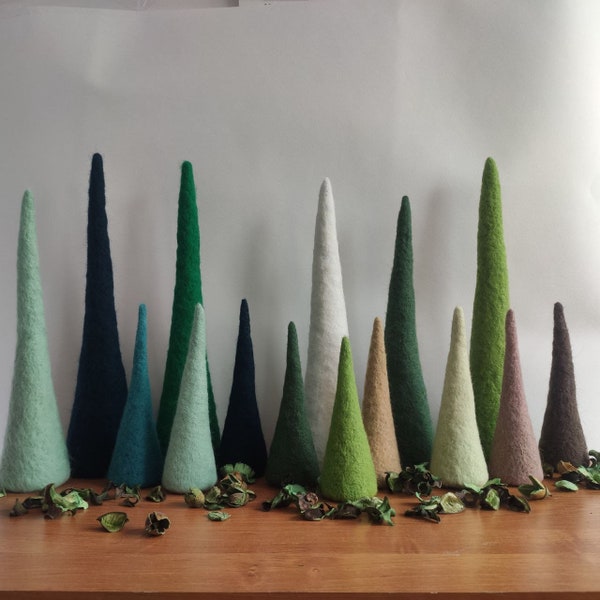 Ensemble de trois ou cinq arbres de Noël feutrés à l’aiguille, décor en laine minimaliste fait à la main, décor de cheminée, dessus de table