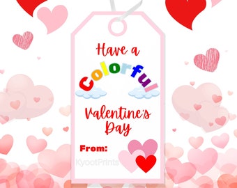 Op de afbeelding: Een roze en witte cadeau-tag met een regenboogvormige boog waarop staat "Have a Colorful Valentine's Day". De tag heeft een wit lint en is omringd door roze harten.