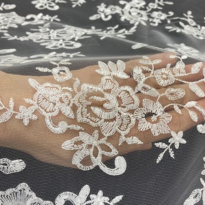 Elegant Ivory Rose Tulle Fabric - Ideal for Weddings, Proms & Evening Gowns.