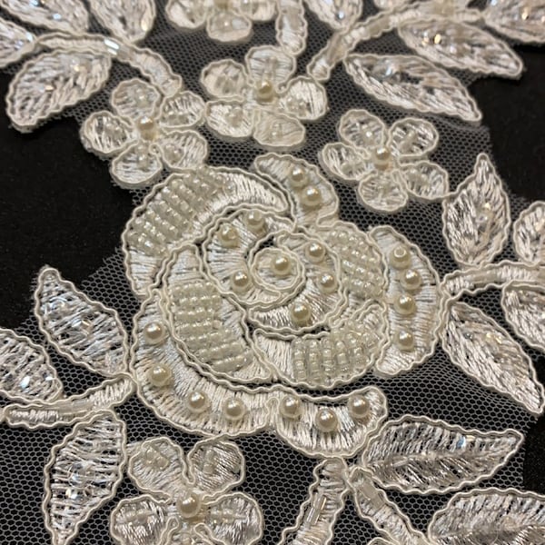 Appliques de dentelle florale, broderie de perles. Appliques de perles symétriques blanc cassé. Dentelle rose à sequins ivoire, voile de mariée, patchs pour robe, 2 pièces