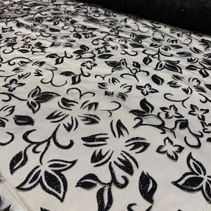 Tela de tul negro con estampado de purpurina floral. Vestido de noche, trajes de baile, decoración de tul