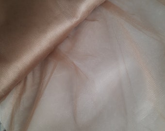 Tissu tulle cristal cappuccino brillant. Largeur : 118 pouces/300 cm. Pour les robes, les jupes tutu, la décoration, la décoration de fête de Noël.