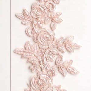 Puderrosa blommig spetsapplikation – Broderad tylllapp