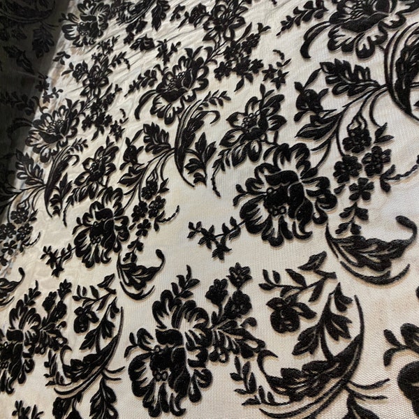 Imprimé troupeau de fleurs noires. Tissu en dentelle noire. Tulle par mètre. Pour robe de bal, robe de soirée, mariage, voile de mariée, tulle de fiançailles.