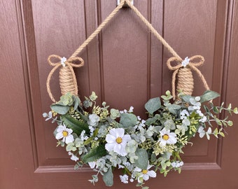 Couronne de vigne polyvalente avec suspension en corde, composé d'un mélange d'eucalyptus, d'oreilles d'agneau, de fougères et de marguerites aux couleurs vives, pour porte d'entrée ou décoration d'intérieur