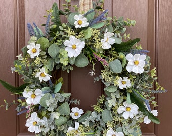 Couronne de marguerite blanche pour porte d'entrée, divers eucalyptus, dollar en argent, baies vertes, décoration printemps/été polyvalente pour n'importe quel espace